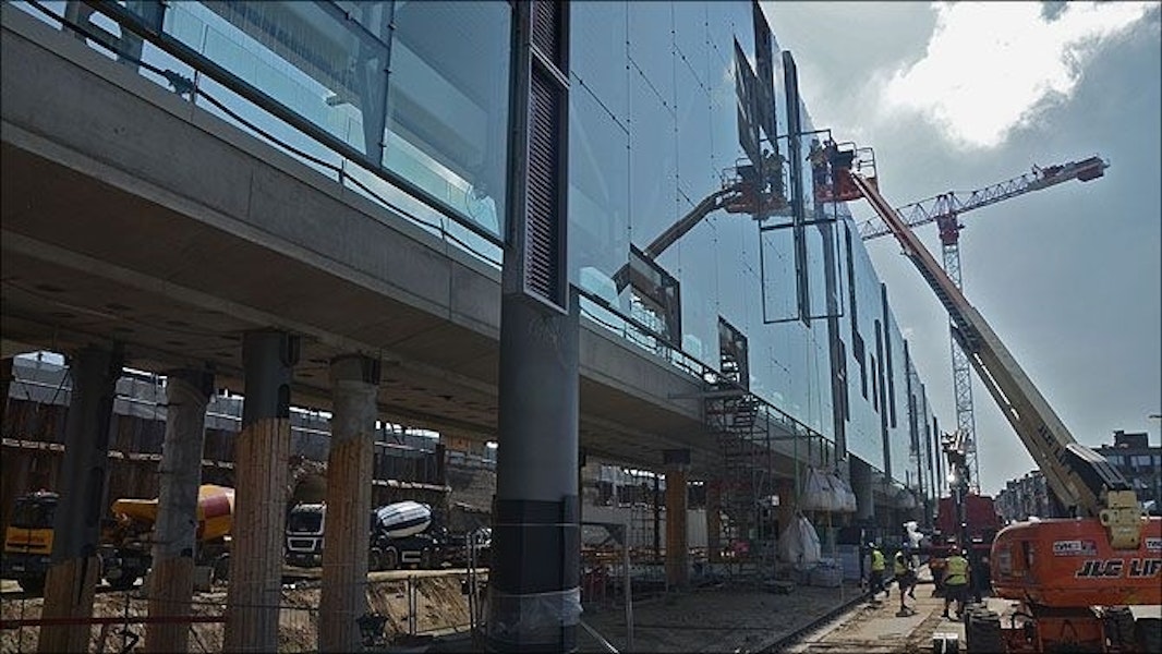 2013_Plaatsen glas in nieuwe stationsgevel Sint-Denijslaan